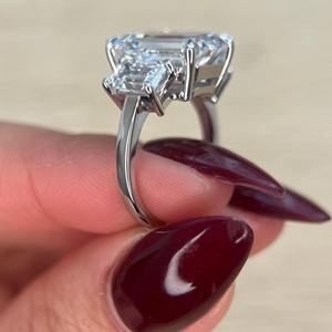 Anillo de Diamante Cultivado en Laboratorio con Corte Esmeralda de 12 Quilates, Certificado por IGI, Anillo de Compromiso Trilogía de Tres Piedras en Oro de 18k - Product Image 3