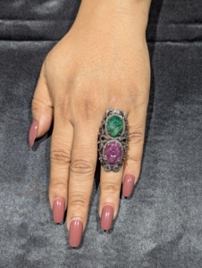 Bague de cocktail REYES victorienne en argent sterling et or 14 carats avec diamants, émeraude et rubis naturels sculptés à la main, style filigrane antique - Product Image 3