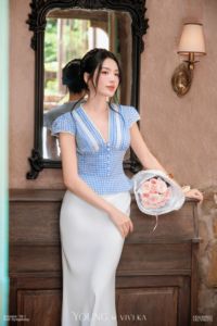 VIVI KA Blouse Femme Bleue à Carreaux Col V Manches Courtes Bordure Dentelle Boutonnée Haut à Volants Doux Élégant Été Printemps LESTER - Product Image 3