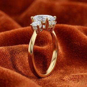 Bague en argent plaqué or avec moissanite taille ovale pour femme – Bijou étincelant de luxe pour fiançailles, mariage, anniversaire et soirée - Product Image 2
