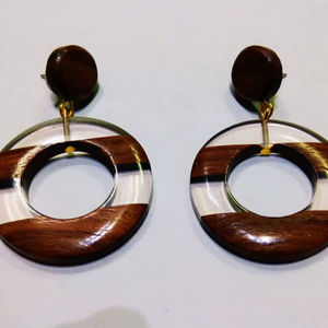 Boucles d'oreilles rondes en résine très demandées, design élégant, faites main, perles de rocaille, design unique, bijoux artisanaux - Product Image 1