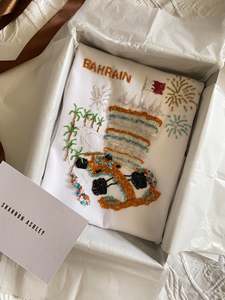 Nouvelle Collection : Crop Top Blanc en Coton Côtelé avec Broderie Perlée Artisanale et Patch Poisson Arc-en-ciel – Qualité Supérieure pour Femme Sportive - Product Image 4