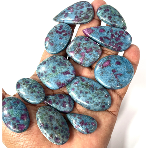 Rubis naturel et kyanite, pierres précieuses brutes, cabochons, formes et tailles variées, environ 20 à 30 mm - Product Image 1