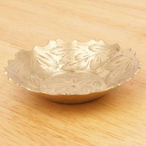 Assiette décorative en métal faite à la main avec motif végétal gravé, forme irrégulière, design traditionnel chinois - Product Image 1