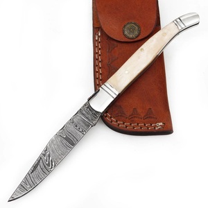 Couteau pliant artisanal en acier Damas de qualité industrielle avec manche en os et étui en cuir pour le camping en plein air - Product Image 1