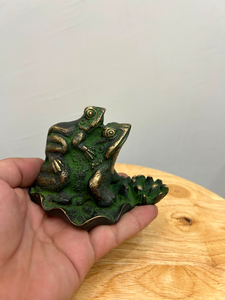 Statue de grenouille mère et bébé en laiton vert antique, figurine de famille de grenouilles vintage avec base décorative, grenouille en métal artisanale - Product Image 2
