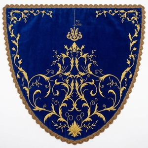 Escudo Decorativo Bordado en Terciopelo Azul con Adorno Floral Dorado y Borde Festoneado, Accesorio para Disfraz de Adulto - Product Image 1