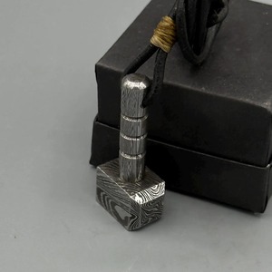 Porte-clés artisanal classique en acier Damas écologique, style marteau Mjolnir, breloque industrielle de style exécutif - Product Image 3