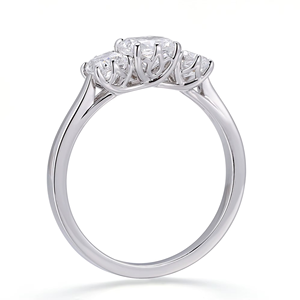 แหวนเพชรสามเม็ด ดีไซน์คลาสสิก ทองคำขาว 10K เพชรหลัก 1 กะรัต ทรงคุชชั่น เพชรแล็บแอมเมอร์ แหวนหมั้นสำหรับผู้หญิง - Product Image 4