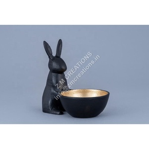 Plateau de service décoratif moderne en aluminium noir avec sculpture de lapin de Pâques, pour décoration de table, centres de table et cadeau de pendaison de crémaillère - Product Image 4