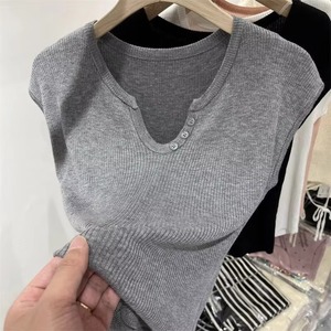 เสื้อยืดแขนกุดคอวีผู้ชาย ผ้าถัก สีเทาล้วน ทรงเข้ารูป สวมใส่สบายๆ - Product Image 3