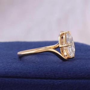 Anillo de compromiso de oro amarillo macizo con diamante talla cojín, engaste de púas, banda sencilla entrecruzada tipo onda, solitario liso para novia - Product Image 3