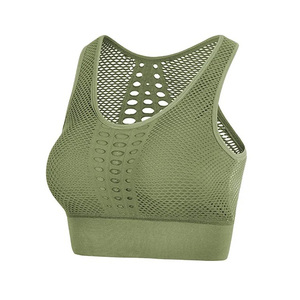 Sujetador deportivo de malla sin costuras verde oliva para mujer, cuello redondo, espalda cruzada, soporte medio, ropa deportiva de yoga, transpirable, patrón liso - Product Image 1