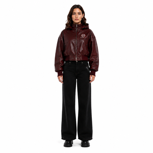 Blouson bomber en cuir de vachette ciré à capuche pour femme, coupe courte, avec logo, style streetwear minimaliste, personnalisable OEM - Product Image 1