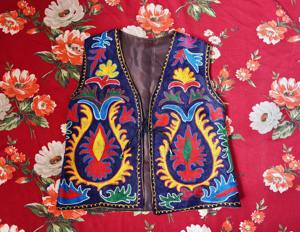 Chaleco tradicional afgano para hombre en azul marino intenso con detalles de espejo plateado y flecos de monedas, chaleco tribal Kuchi para uso cultural. - Product Image 5