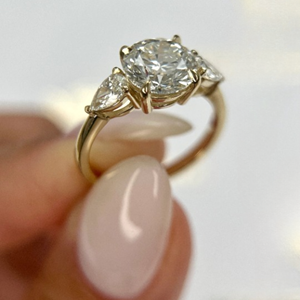 Anillo de compromiso de tres diamantes cultivados en laboratorio de corte redondo de 2 TCW y piedras laterales en forma de pera, oro amarillo de 14k y banda a juego - Product Image 4