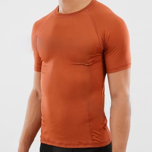T-shirt de compression à manches courtes orange pour homme, coupe ajustée, séchage rapide, col rond, sportif, en polyester tricoté - Product Image 1