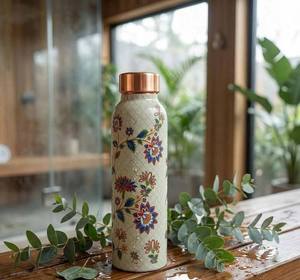 Botella de cobre con diseño floral y tapa de cobre, artículos para beber con estampado único y beneficios ayurvédicos del yoga. - Product Image 1