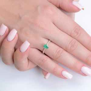Anillo de Compromiso Único con Esmeralda, Estilo Vintage, Plata de Ley 925, Chapado en Oro de 14K, Regalo para el Mes de Mayo - Product Image 3