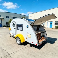 Caravane de voyage Teardrop avec cuisine extérieure arrière et énergie solaire pour le camping de week-end, les voyages routiers et les excursions en plein air