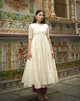 Robe de soirée mi-mollet en satin blanc, à manches courtes, col rond, coupe trapèze, taille empire, plissée, avec détail boutonné, motif uni, pour soirée, ODM