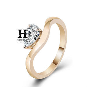 Anillo de compromiso de oro amarillo de 14K personalizado con diamante de corte pera cultivado en laboratorio, anillo de diamante con forma de pera de diseño cruzado, anillo único con diseño fluido - Product Image 2