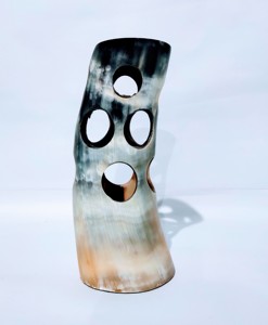 Vase en corne de buffle fait main, forme irrégulière, sculpté, artisanat naturel, décoration d'intérieur par Curio Craft - Product Image 2