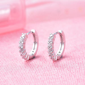 Pendientes de Aro de Plata 925 y Chapados en Oro con Moissanita, Corte Brillante Redondo, Joyería Clásica Tipo Huggie para Bodas y Fiestas - Product Image 5