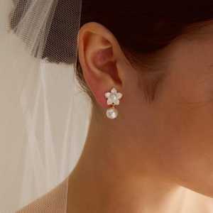 Boucles d'oreilles florales en nacre, boucles d'oreilles de mariée en perles, bijoux de mariage, cadeau élégant pour demoiselle d'honneur, pour femmes - Product Image 6