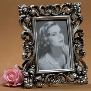 Elegante marco de fotos de metal que agrega encanto a la decoración de tu hogar, ideal para mesitas de noche o exhibiciones en paredes de galerías. - Product Image 5