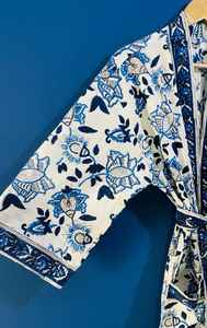 Bata Kimono de Algodón Azul con Estampado Artesanal para Mujer, Ropa de Estar por Casa con Diseño Floral, Bata Casual y Cómoda - Product Image 5
