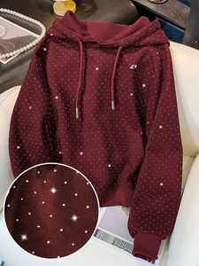 Sweat à capuche pour homme bordeaux à pois strass, coupe oversize, en polaire thermique, style streetwear, design scintillant, épaules tombantes, poche avant - Product Image 3