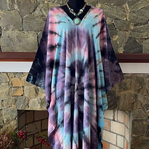 Vestido Kaftán de Rayón con Estampado Tie-Dye Psicodélico, Estilo Bohemio para Vacaciones, Corte Holgado y Fluido, Atuendo Informal para Mujer - Product Image 1
