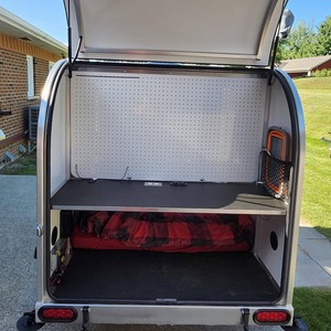 Remolque de Viaje Tipo Lágrima, RV Portátil para Acampar con Cama Grande, Red de Almacenamiento Interior y Portaequipajes de Techo - Product Image 3