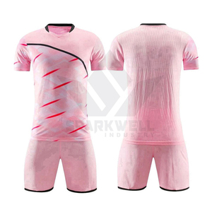 ชุดฟุตบอลสีแดงสำหรับผู้ชาย แบบพิมพ์ลายซับลิเมชั่น เสื้อคอวีแขนสั้น กางเกงขาสั้น ผ้าโพลีเอสเตอร์ซับเหงื่อ ทรงแอธเลติก - Product Image 6