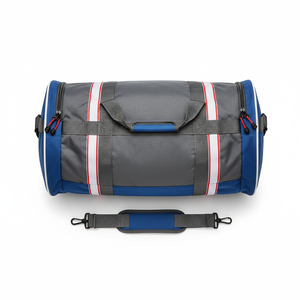 Bolsa deportiva de nailon duradero con cierre de cremallera resistente, ideal para transportar equipo deportivo, ropa de entrenamiento y accesorios. - Product Image 1