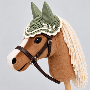 Bonnet élégant pour cheval de compagnie, conçu pour un port facile avec un matériau doux, un ajustement confortable et un aspect ludique. - Product Image 5
