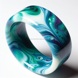 Brazalete de resina epoxi de inspiración vintage hecho a mano en un rico tono marrón, con un diseño personalizado - Product Image 4