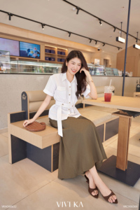 Camisa Asimétrica Plisada con Cinturón para Mujer, Modelo SILAS, Casual, Blanca, Disponible, Estilo Simple para el Día a Día, Verano, Corte Regular - Product Image 6