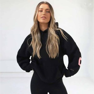 Sudadera con Capucha Negra para Mujer con Estampado de Letras Rosas en la Espalda, Corte Regular, Estilo Casual Urbano, 100% Algodón Tejido, Ropa de Otoño - Product Image 1