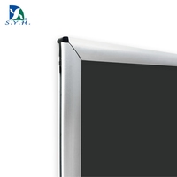 Tableau magnétique à craie avec cadre en aluminium et design d'angle compact pour la sécurité, surface noire/verte pour l'école et le bureau