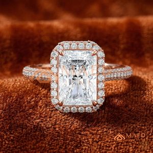 Bague élégante en or rose avec moissanite taille émeraude, unique, trois pierres, demi-lune, pour anniversaire, bijoux fins de haute qualité - Product Image 1