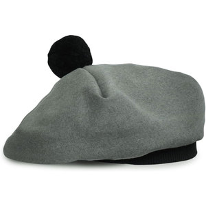 Bonnet écossais personnalisé en laine unie gris sauge avec pompon, vente en gros - Product Image 1