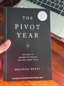 The Pivot Year de Brianna Wiest, libro en inglés con tapa blanda sobre motivación y mentalidad - Product Image 3