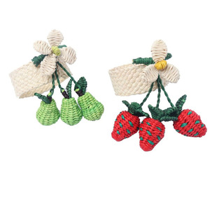 Jolies attaches-serviettes en forme de fraise en jonc de mer, autocollantes, tissées à la main, pour décorations de table, OEM ODM acceptés - Product Image 1