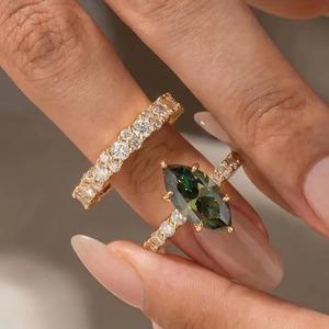 Nouvelle conception, bague de fiançailles en argent 925 avec moissanite verte de 3 carats, taille marquise, pierres latérales, et alliance de 2,5 carats plaquée or. - Product Image 4