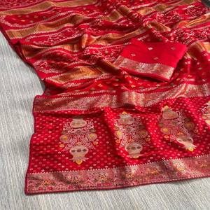 Sari VASTRA COTTAGE en viscose Georgette Pure Chinya avec tissage Jari doré, pallu floral riche et blouse contrastante teinte à la main - Product Image 3