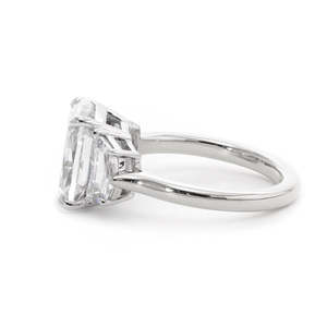 Bague de fiançailles en or blanc 14 carats avec diamant de laboratoire taille coussin certifié IGI 4,5 carats, accents trapézoïdaux, directement du fabricant - Product Image 6