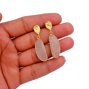 ต่างหูทองชุบประดับมูนสโตนสีพีชธรรมชาติ - ต่างหูแบบติดเพชรพลอยแฟนซีทำมือสำหรับผู้หญิง - ผู้จำหน่ายเครื่องประดับทองเหลืองขายส่ง - Product Image 3