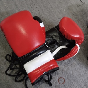 Gants de boxe en cuir PU rouge avec accents noirs et blancs, fermeture à lacets au poignet, doigts entièrement couverts, pour l'entraînement des adultes - Product Image 5